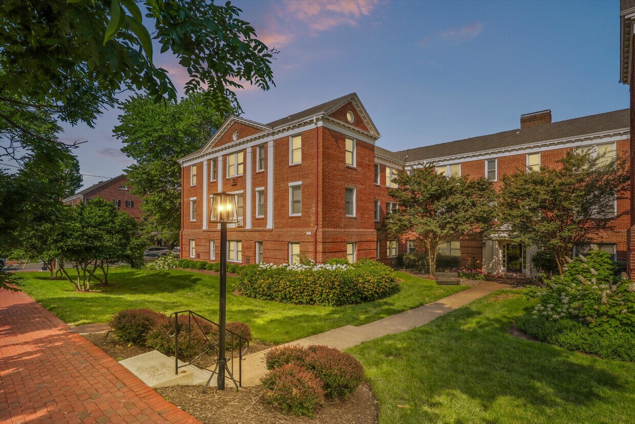 Foto principal - 906 S Washington St