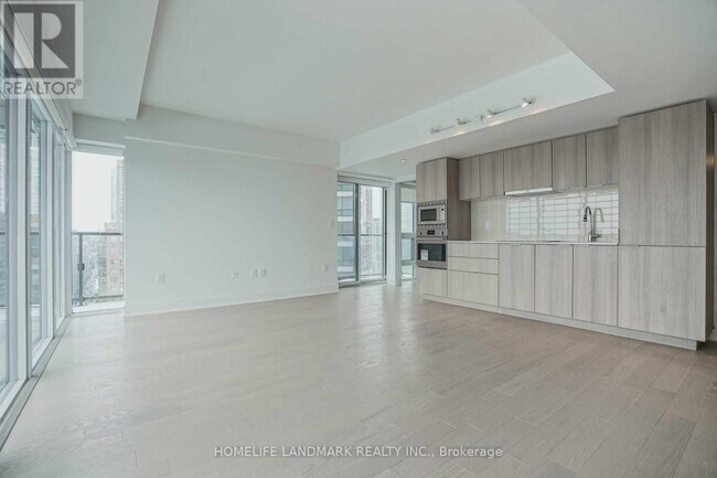 Photo du bâtiment - 955-2955 Bay St.
