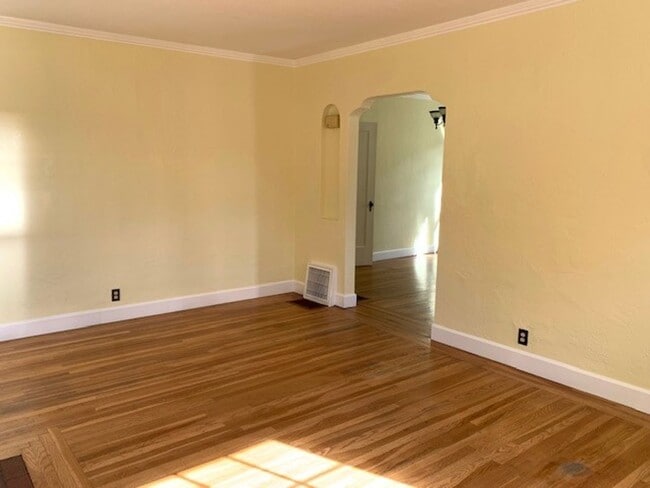Building Photo - Adorable Three Bedroom, One-story Home in ...