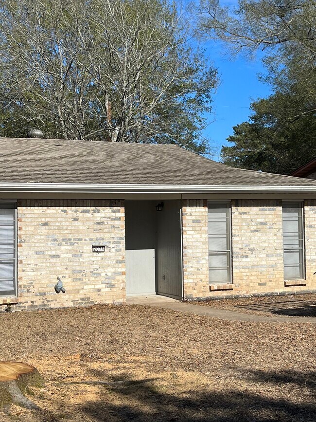 Building Photo - 207 Daisy St