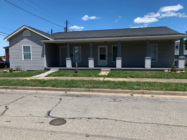 Building Photo - 714 Oak St