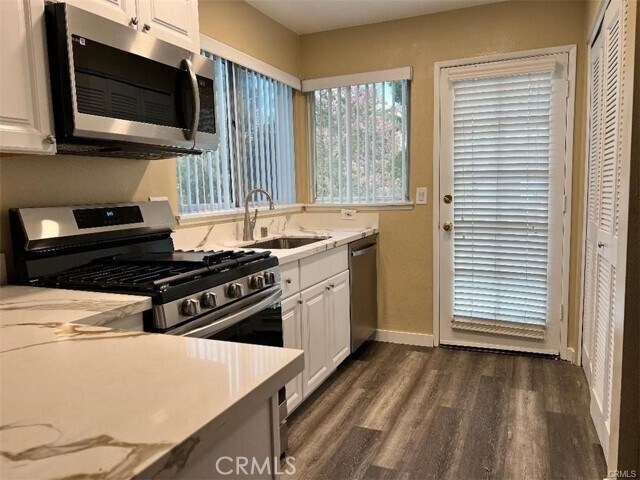 Foto del edificio - 26101 McBean Pkwy