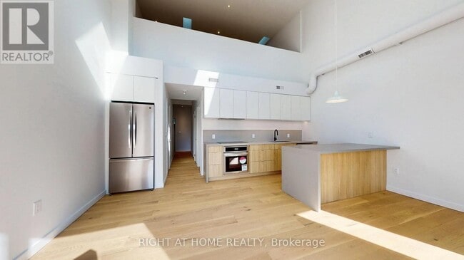 Building Photo - 3122 Dundas St W