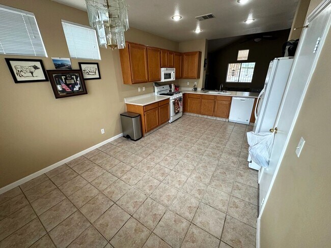 Building Photo - BEAUTIFUL 2 STORY HOME, 2 BEDROOMS / 2 FUL...