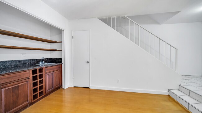 Building Photo - 129 Marguerita Ave