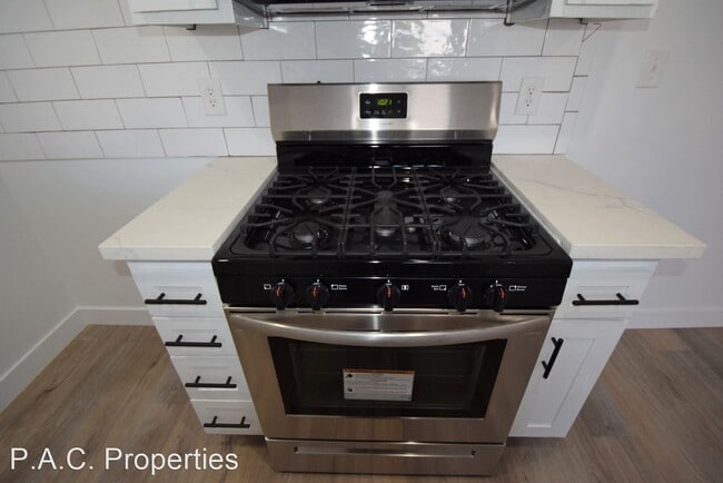 Building Photo - 2 br, 2 bath Apartment - 7550 Jordan Avenu...
