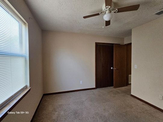 Building Photo - 606 Krystal Ln