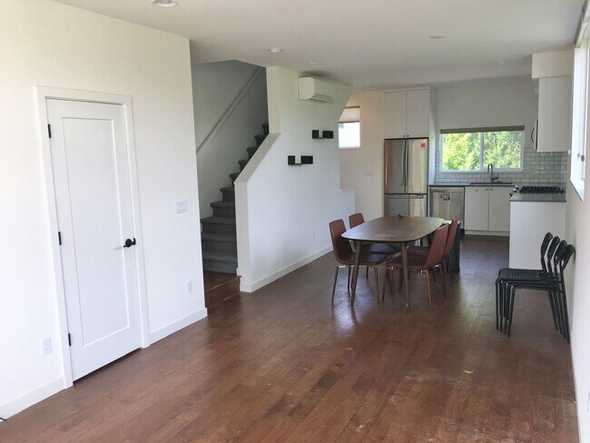 Foto del edificio - Stunning Town Home with Views of the Sound!