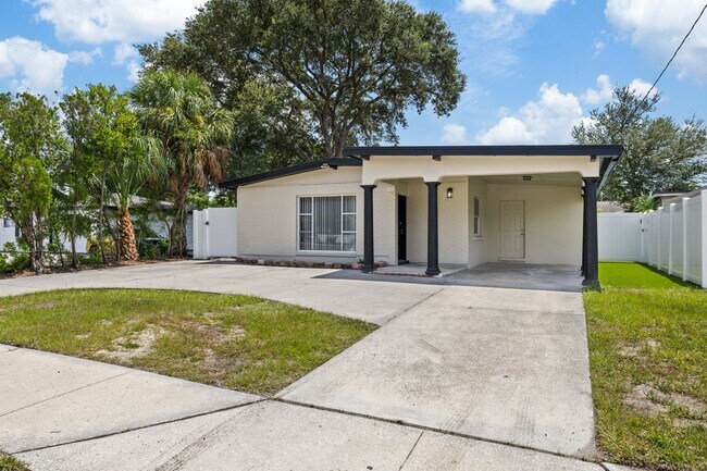Foto del edificio - 2706 W Tampa Bay Blvd