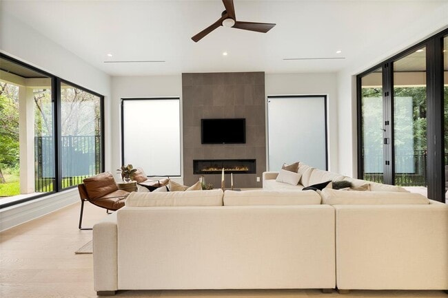 Building Photo - 2504 Bluffview Dr