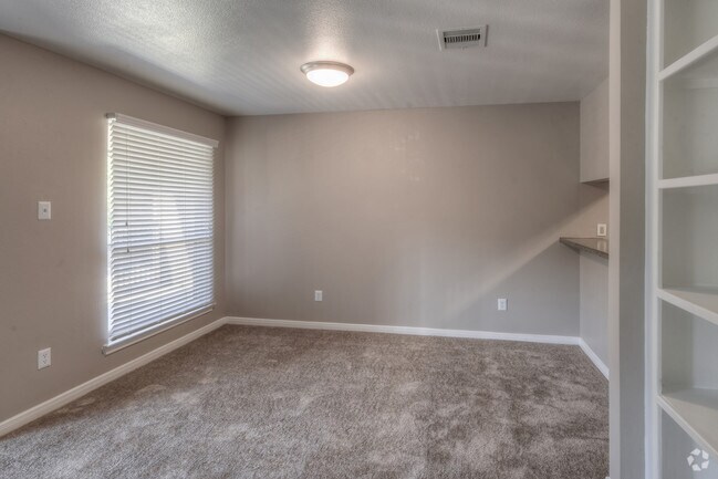 Sala de estar con grandes ventanas y luz natural - Pebble Creek