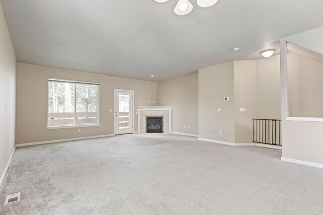 Foto del edificio - Bright, spacious 3-bdrm/2.5 bath Tigard townhome. Fireplace, balcony, 2-car garage, W/D