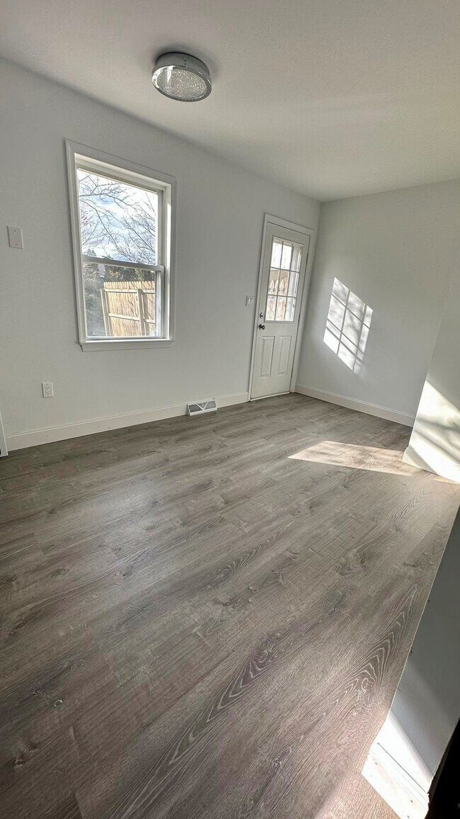 Eat in kitchen - 2022 Hale Ct