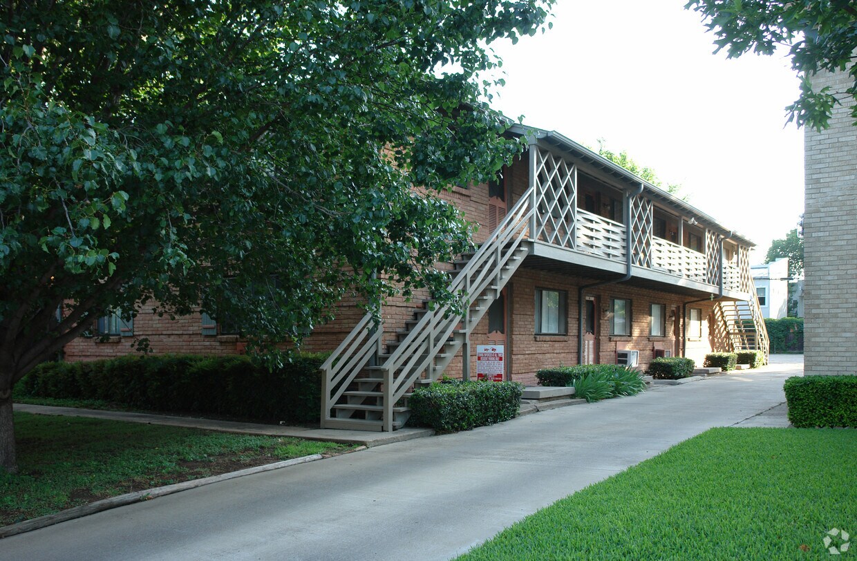 Foto principal - 4010-4012 N Hall St