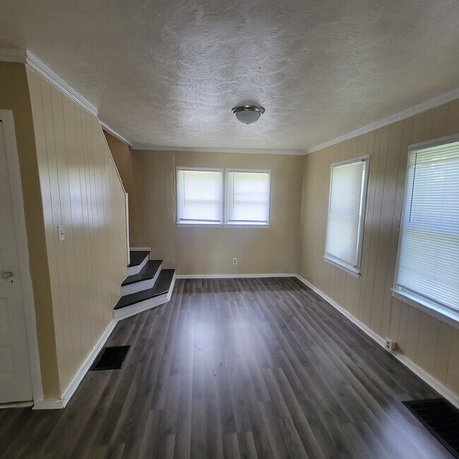Building Photo - 3 Bedroom Southeast home