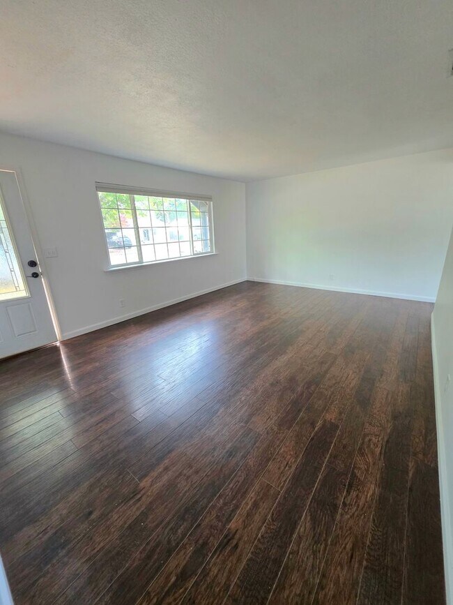 Foto del edificio - 3 BED/1 BATH LOCATED IN REDDING, CA