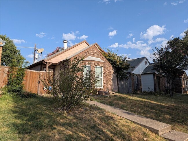 Foto del edificio - 323 Teakwood Ln