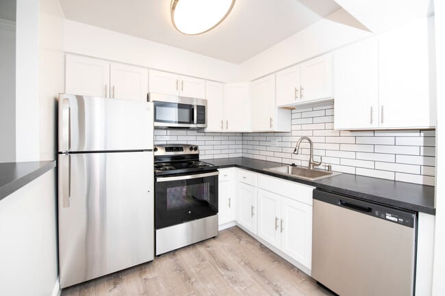 2BD, 1BA - Kitchen - Pic 1 - Whistlewood Commons
