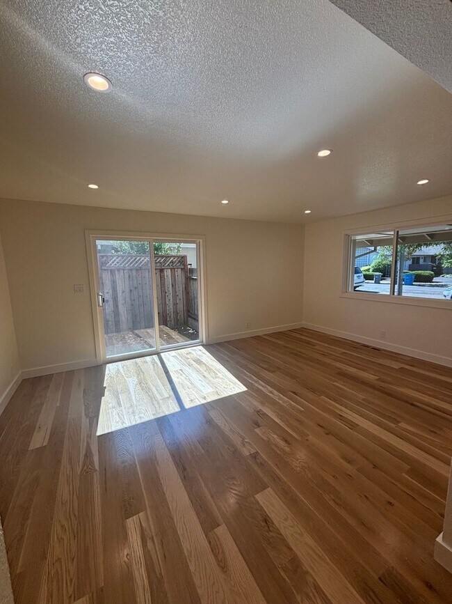 Foto del edificio - Recently Updated Large 4 Bedroom 2 Bathroom Bennett Valley Home