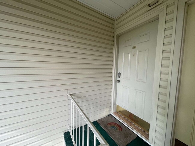 Building Photo - Private, End Unit - 2 Bed, 1 Bath Condo in...