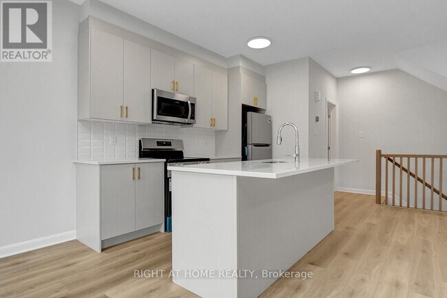 Building Photo - 420 Silverberry Private