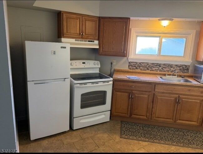 Building Photo - 57 Main St