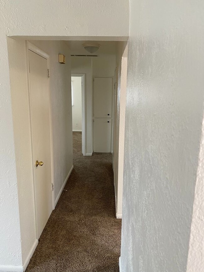 Building Photo - 3 Bedroom House!