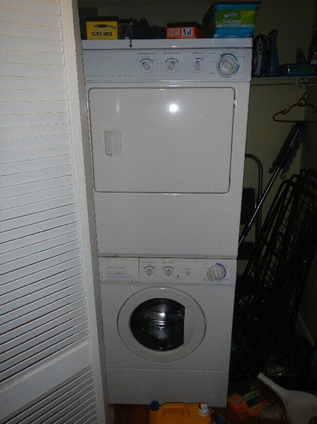 Building Photo - Central Location, In-Unit Washer and Dryer...