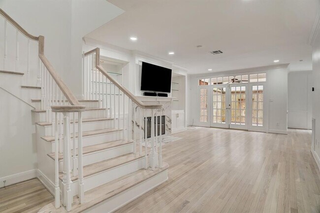 Building Photo - 2740 Mid Ln