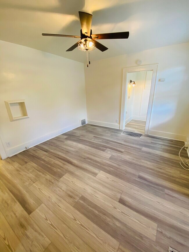 Photo - 5 S Johnson St House