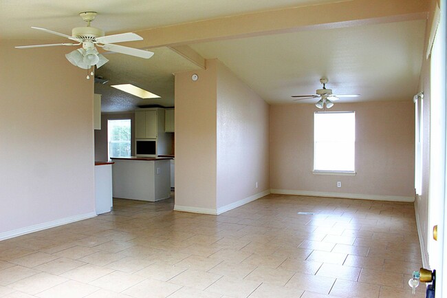 Building Photo - Spacious 4 bedroom mobile home ready for a...