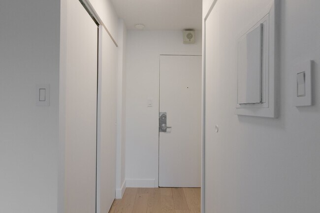 Building Photo - 1975 Maisonneuve Blvd W