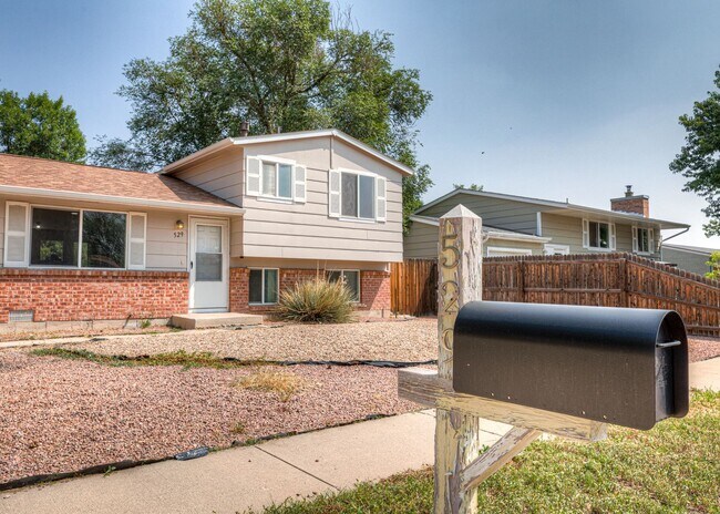 Foto del edificio - 3 Bedroom Home Close to Fort Carson