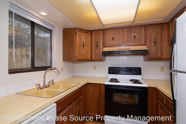 Building Photo - 2 br, 1.5 bath House - 136 W Cora Ave