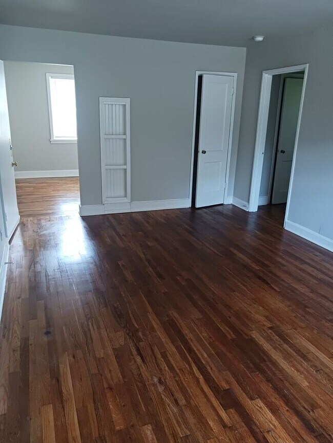 Building Photo - Awesome Studio Apartment at Seminole Avenu...