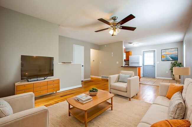 Foto del edificio - Adorable 3 Bedroom / 1 Bath Split Entry Home in Carter Lake with 2 Car Detach Garage!
