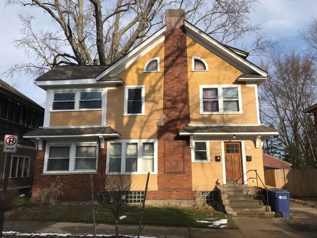Foto del edificio - 709-711 Hawthorne NE