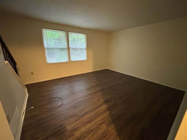 Building Photo - 3 Bedroom Townhouse in South Park