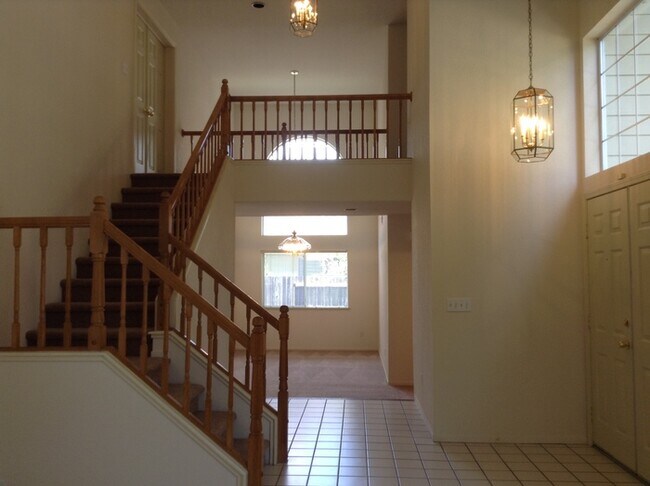 Foto del edificio - Beautiful 5 bedroom 3 bath home located in Antelope!