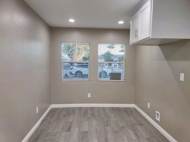 Foto del edificio - READY NOW! Newly Renovated! 4 Bdrm + Large Fenced Yard