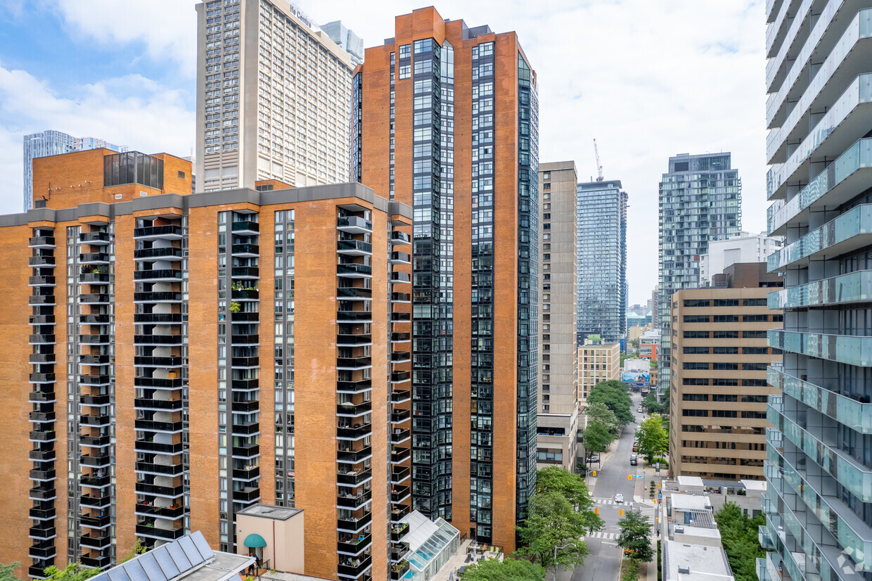 Building Photo - Bay Charles Tower