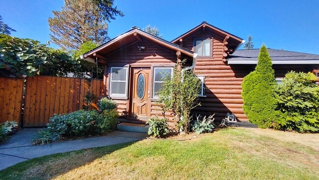 Foto del edificio - Amazing Log Cabin on a Large Corner Lot wi...
