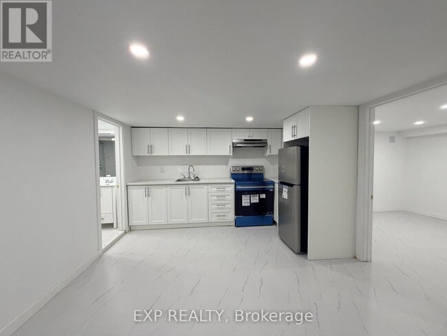 Building Photo - 804 St Clair Ave W