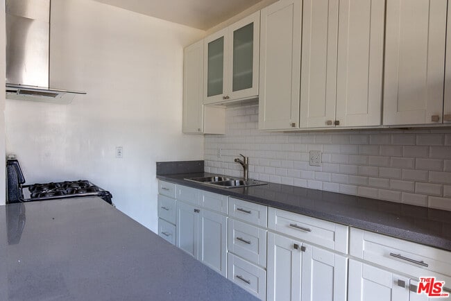Foto del edificio - 661 Shatto Pl