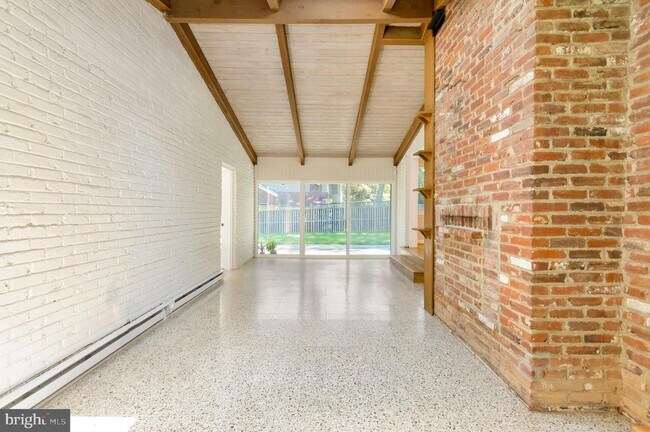 Foto del edificio - 7609 Woodridge Cir