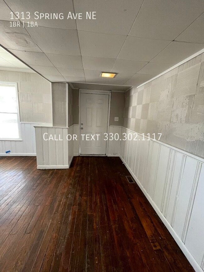 Building Photo - One bedroom One bathroom first level apart...