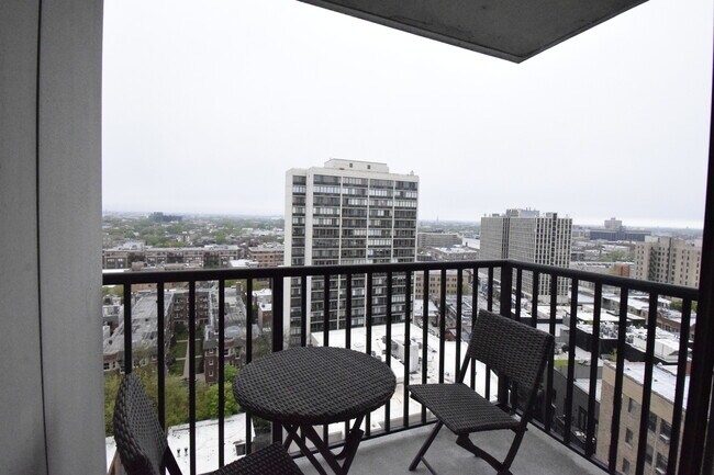 Foto del edificio - 2740 N Pine Grove Ave