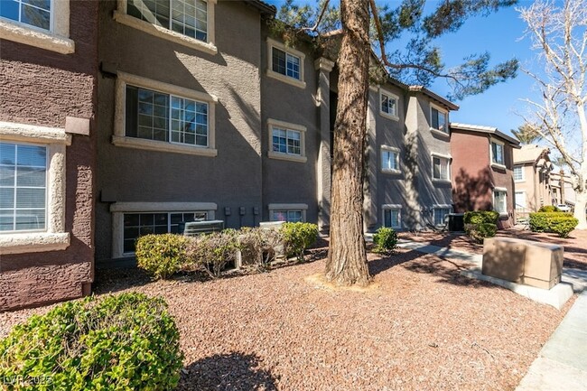 Building Photo - 2750 Durango Dr