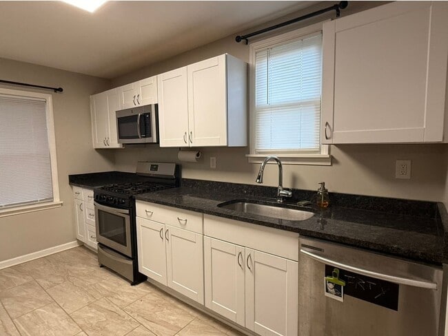 Building Photo - Charming 3 bedroom bungalow freshly updated
