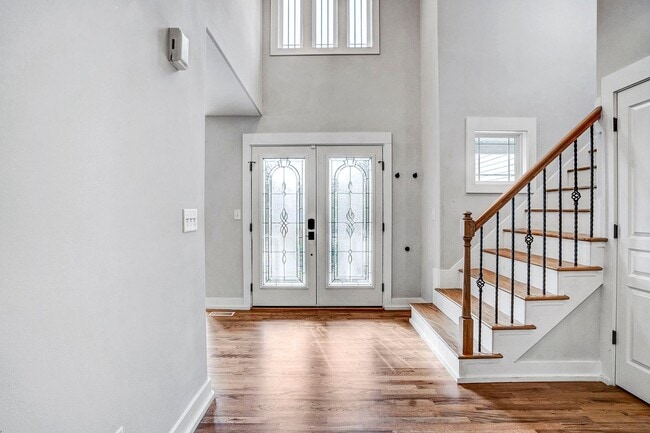 Building Photo - AVAILABLE FOR MOVE-IN AUGUST 10, 2026-BEAUTIFUL HOME ON A HILL!  FIRST FLOOR MASTERBEDROOM!